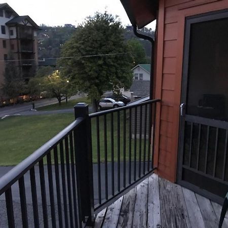 Spacious Downtown Condo Walking Distance To Downtown Gatlinburg Sleeps 6 Guests Luaran gambar