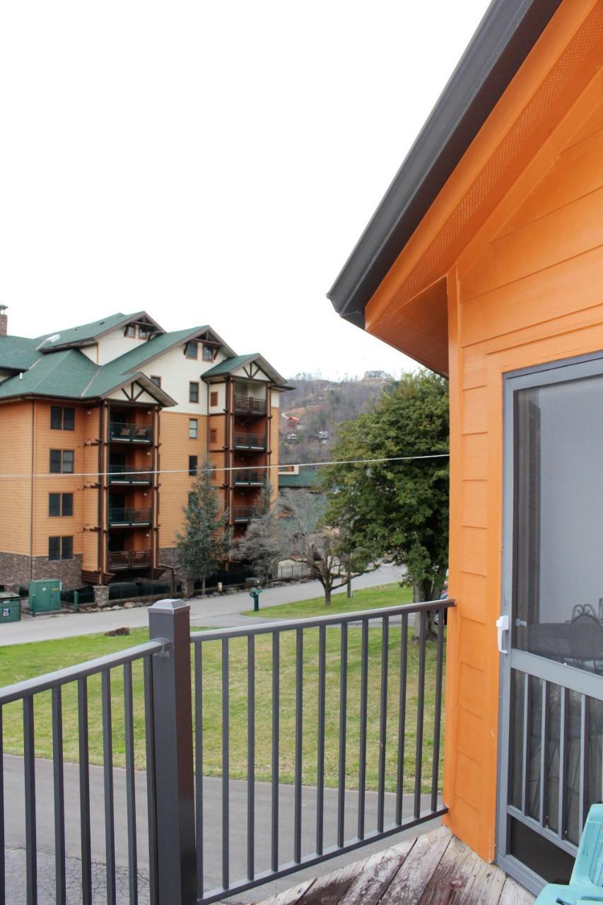 Spacious Downtown Condo Walking Distance To Downtown Gatlinburg Sleeps 6 Guests Luaran gambar