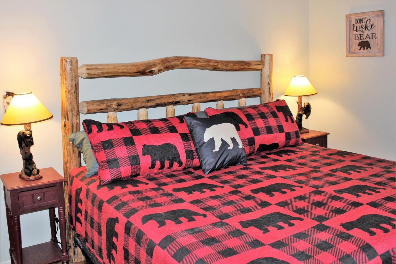 Spacious Downtown Condo Walking Distance To Downtown Gatlinburg Sleeps 6 Guests Luaran gambar