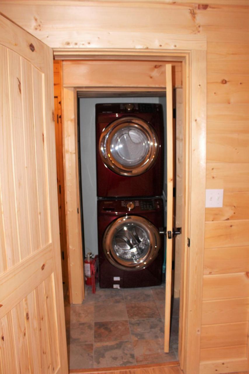 Spacious Downtown Condo Walking Distance To Downtown Gatlinburg Sleeps 6 Guests Luaran gambar