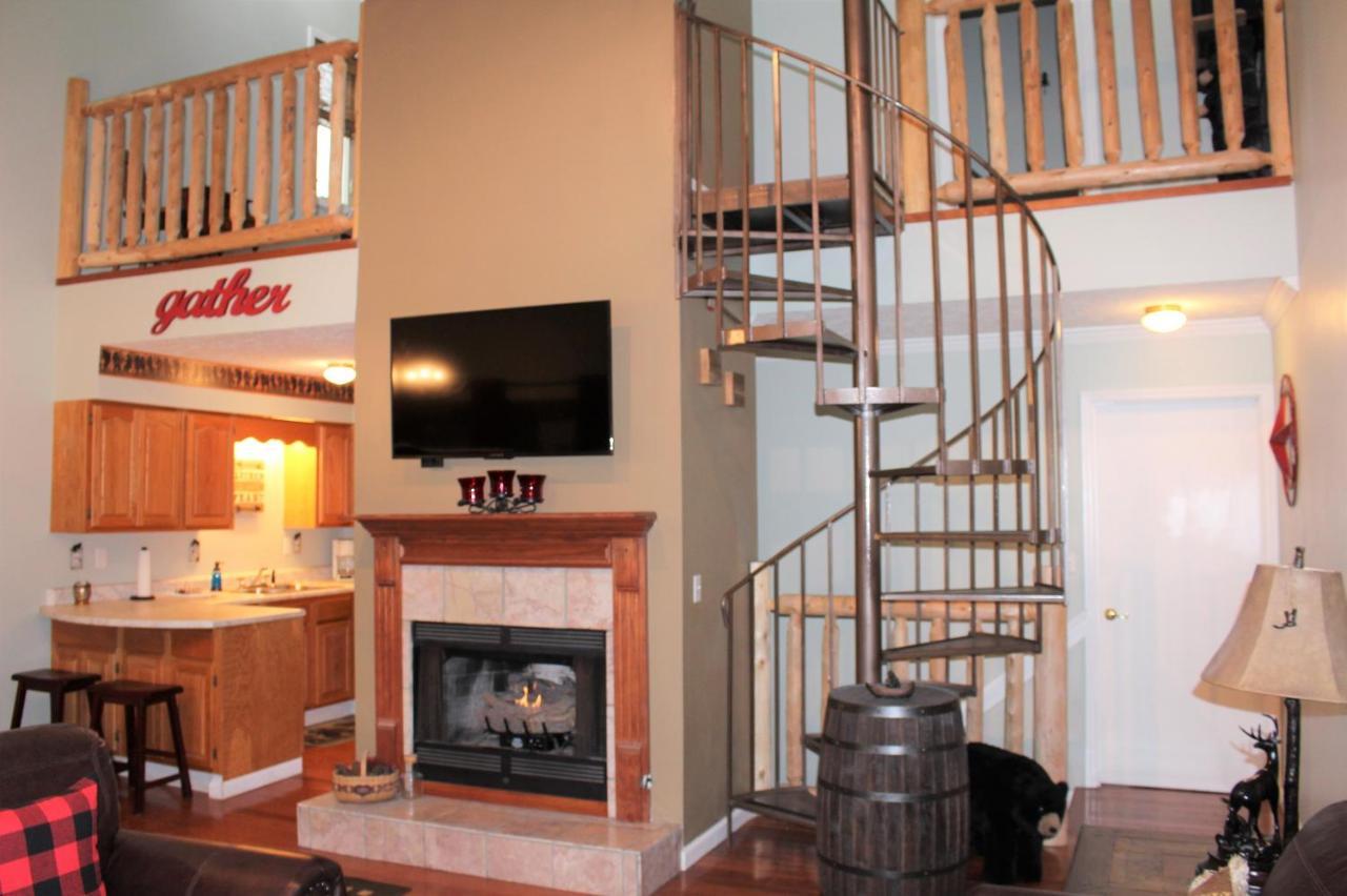 Spacious Downtown Condo Walking Distance To Downtown Gatlinburg Sleeps 6 Guests Luaran gambar