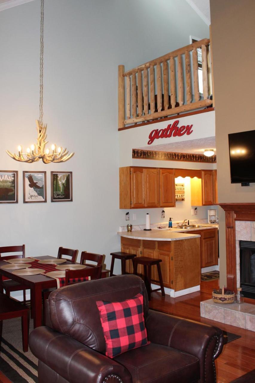 Spacious Downtown Condo Walking Distance To Downtown Gatlinburg Sleeps 6 Guests Luaran gambar