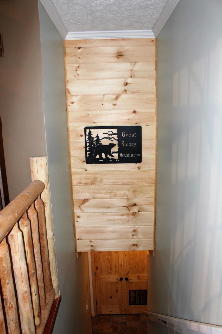 Spacious Downtown Condo Walking Distance To Downtown Gatlinburg Sleeps 6 Guests Luaran gambar