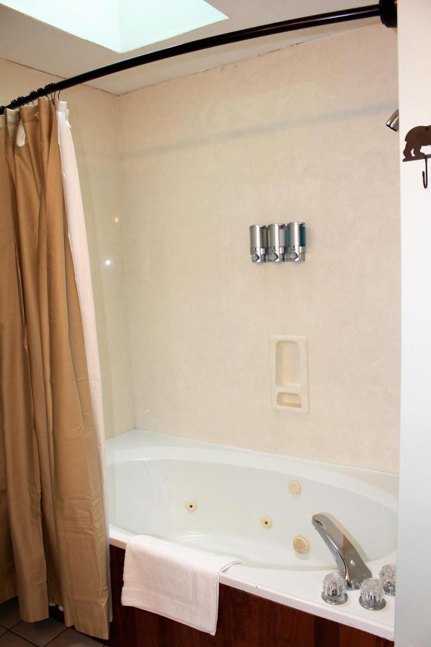 Spacious Downtown Condo Walking Distance To Downtown Gatlinburg Sleeps 6 Guests Luaran gambar