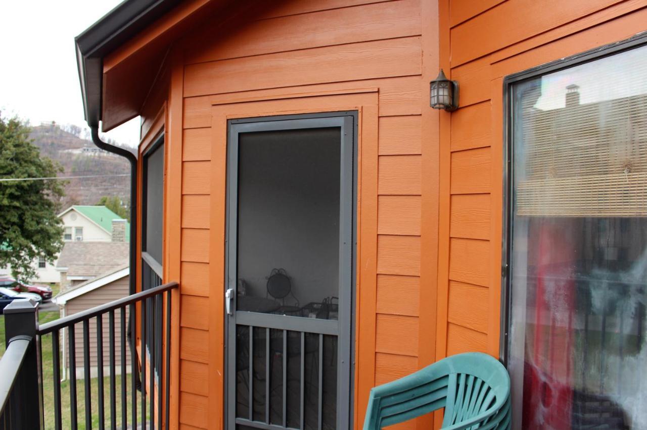 Spacious Downtown Condo Walking Distance To Downtown Gatlinburg Sleeps 6 Guests Luaran gambar