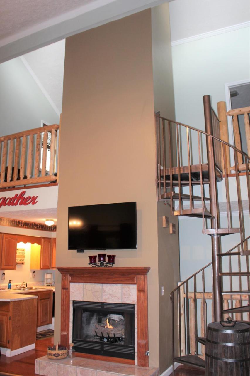 Spacious Downtown Condo Walking Distance To Downtown Gatlinburg Sleeps 6 Guests Luaran gambar