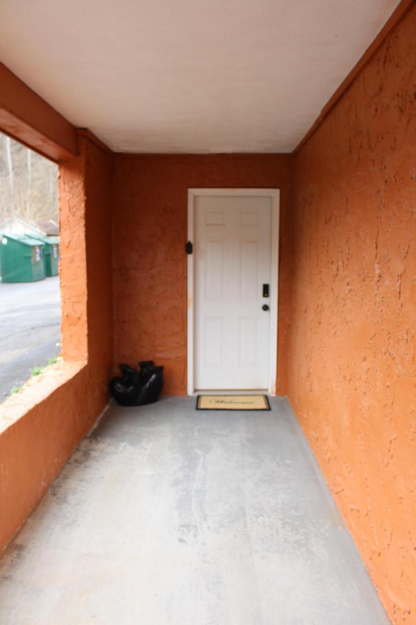 Spacious Downtown Condo Walking Distance To Downtown Gatlinburg Sleeps 6 Guests Luaran gambar